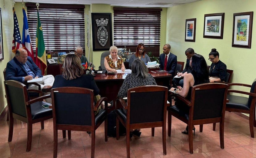 La reunión entre funcionarios del Municipio de Loíza y el DRNA se realizó el jueves, en la alcaldía.