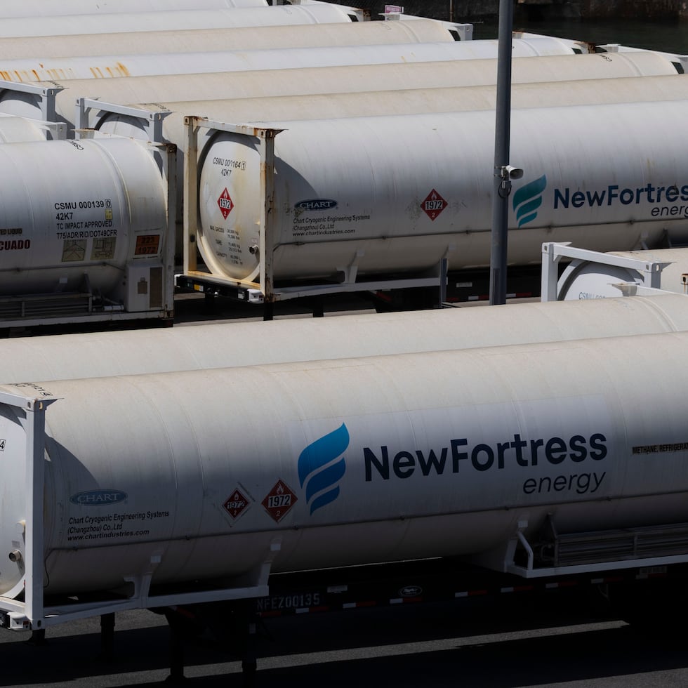 El personal de NFE no estuvo disponible para responder preguntas de los legisladores, al sostener que únicamente anticipaban mostrar las operaciones del terminal.