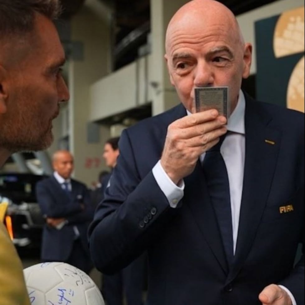 El actor y conductor de TUDN protagonizó uno de los momentos más emotivos de la jornada inaugural al compartir con el presidente de la FIFA.