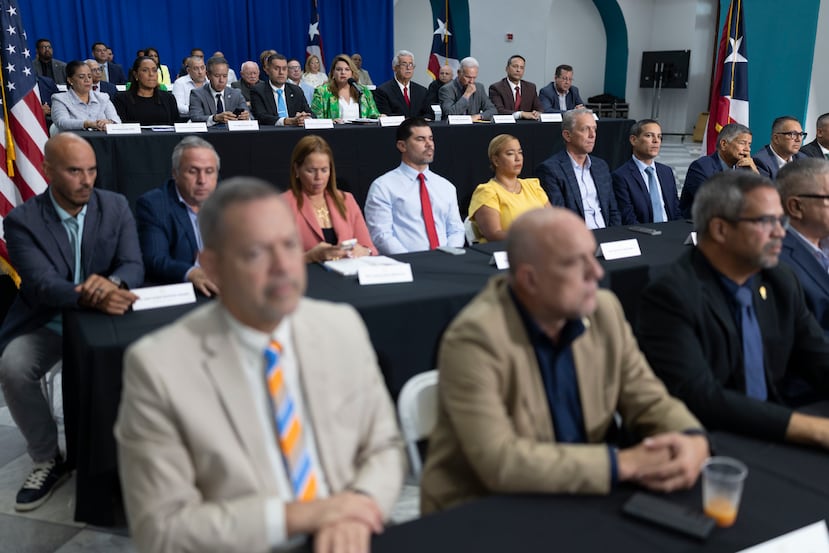 González vetó el Proyecto de la Cámara 420 sobre el impuesto  al inventario rodeada de los alcaldes del PNP y PPD tras reunirse en La Fortaleza por cerca de dos horas.