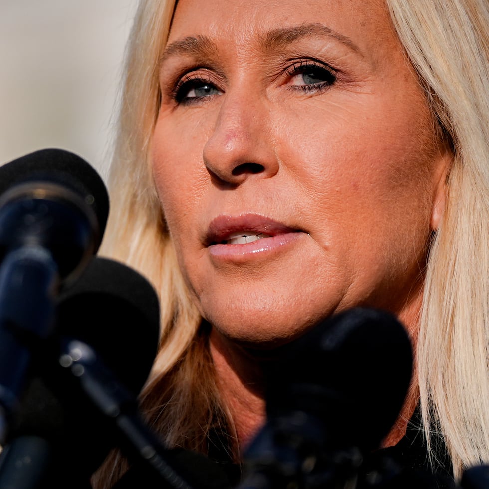 La representante Marjorie Taylor Greene, republicana por Georgia, habla durante una conferencia de prensa sobre la Ley de Transparencia de los Archivos Epstein, el martes 18 de noviembre de 2025, frente al Capitolio de Estados Unidos en Washington. (Foto AP/Julia Demaree Nikhinson)