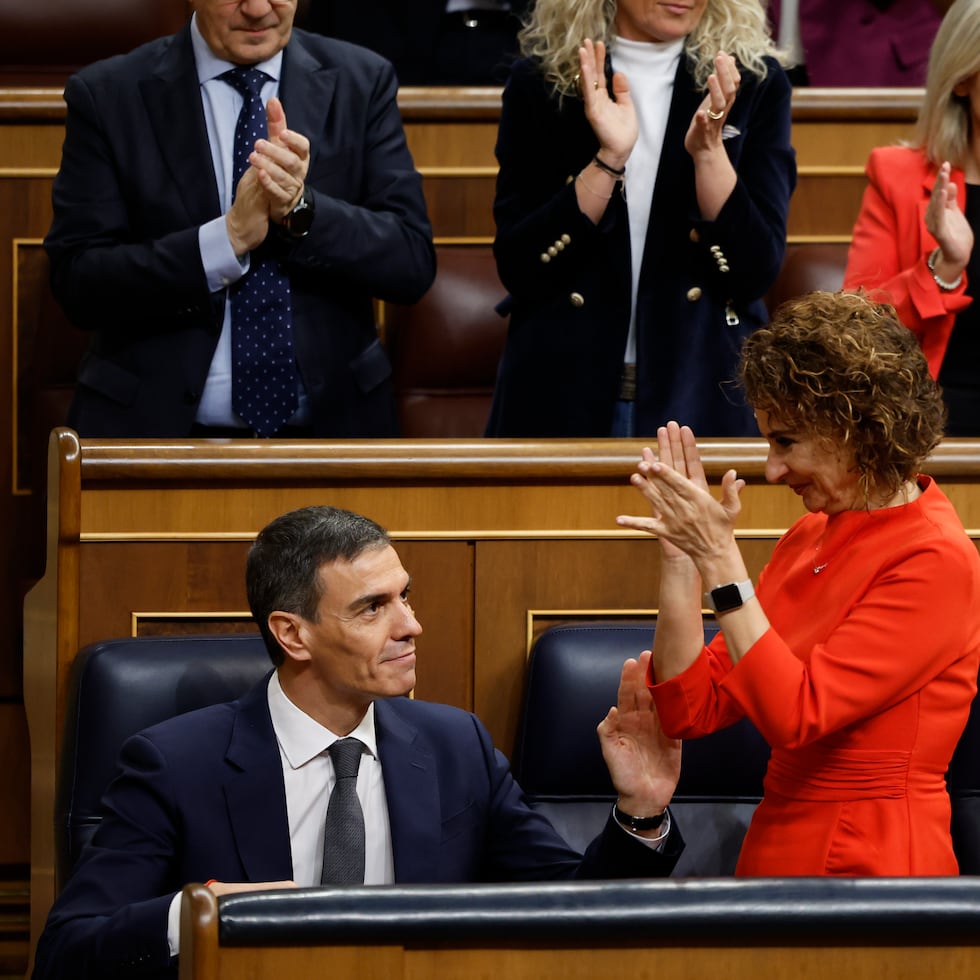La vicepresidenta primera y ministra de Hacienda, María Jesús Montero (c), y diputados socialistas aplauden al presidente del Gobierno, Pedro Sánchez (i), tras su intervención este miércoles en el pleno del Congreso.