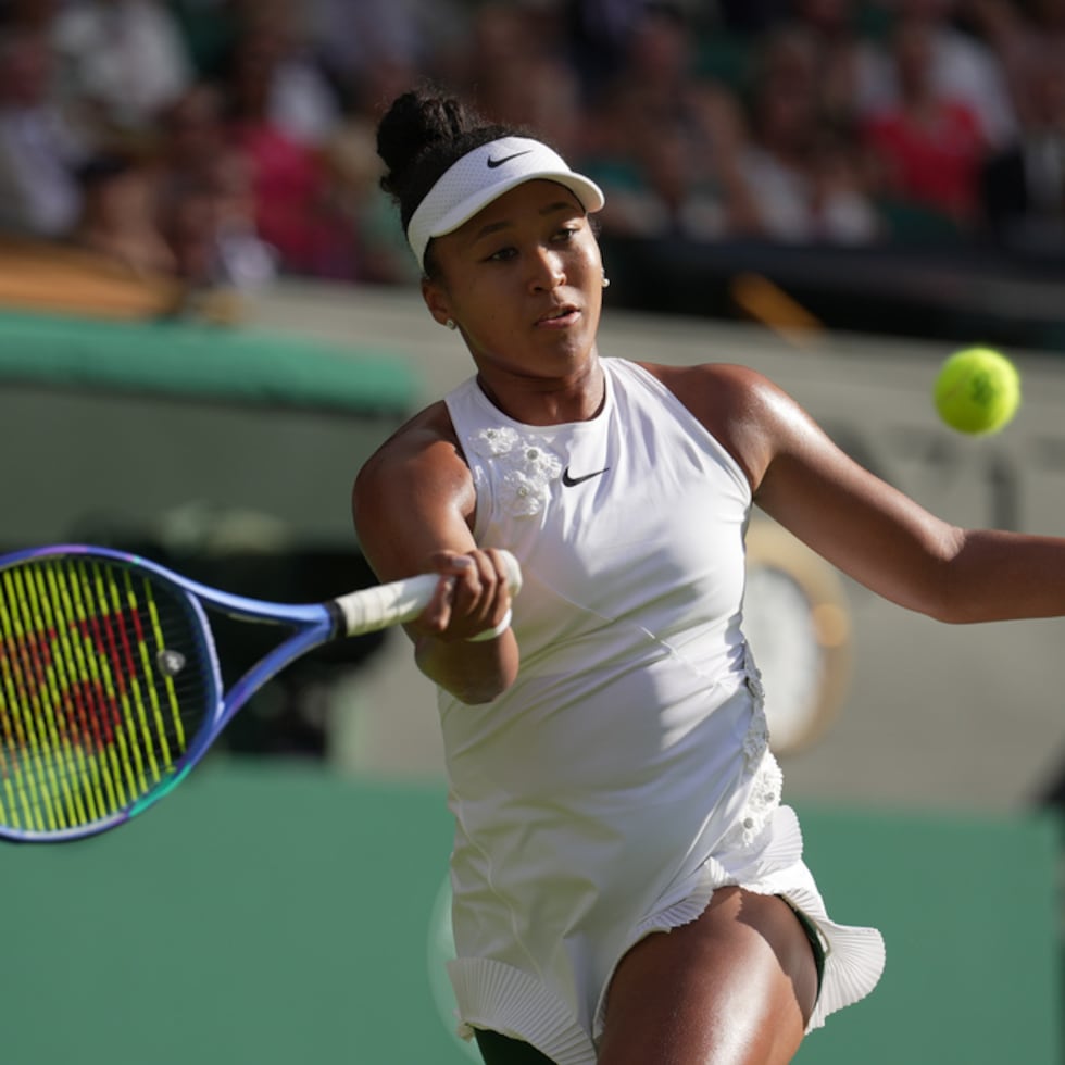 Naomi Osaka regresa la bola a la bielorrusa Aryna Sabalenka en la cuarta ronda de Wimbledon.