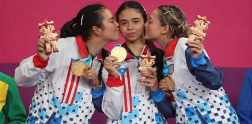 Adriana Díaz y Daniely Ríos besan a Melanie Díaz tras recibir la medalla de oro por equipos en la rama femenina en el tenis de mesa de los Juegos Panamericanos Lima 2019. (juan.martinez@gfrmedia.com)