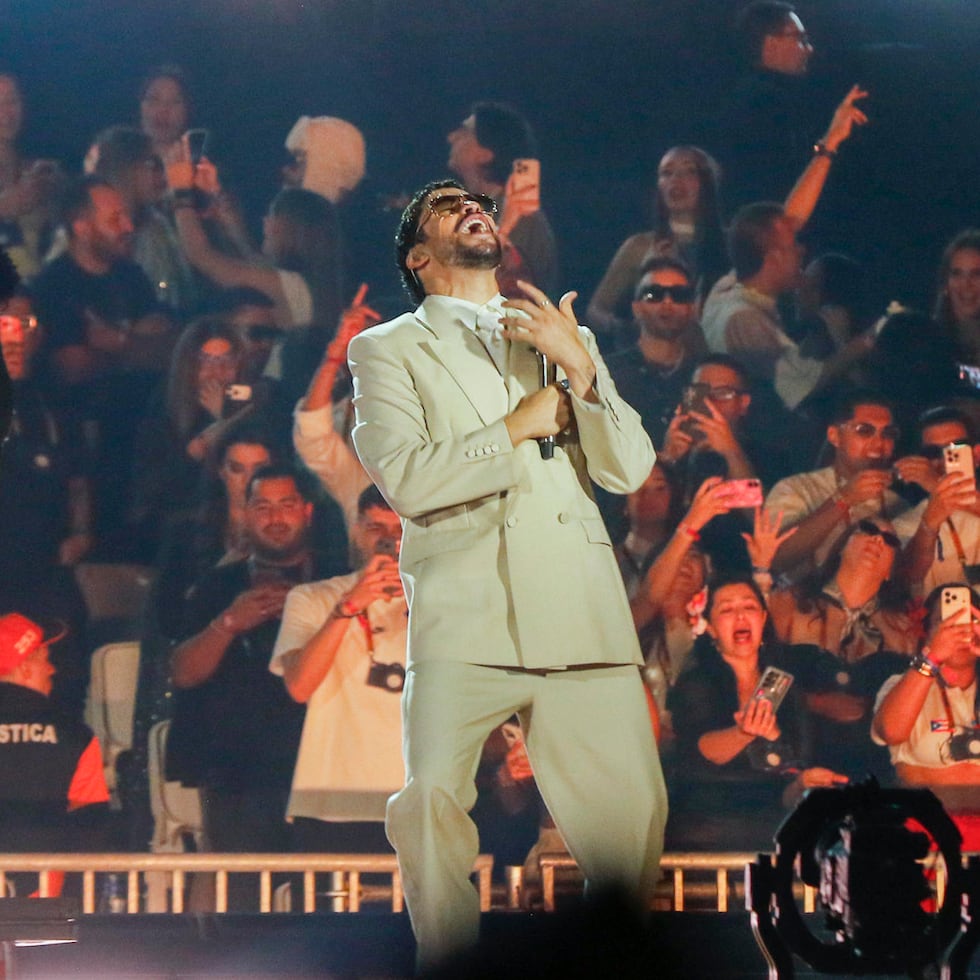 Bad Bunny durante su segundo concierto de la gira 'Debí Tirar Más Fotos World Tour' en el estadio Atanasio Girardot en Medellín (Colombia). EFE/ STR