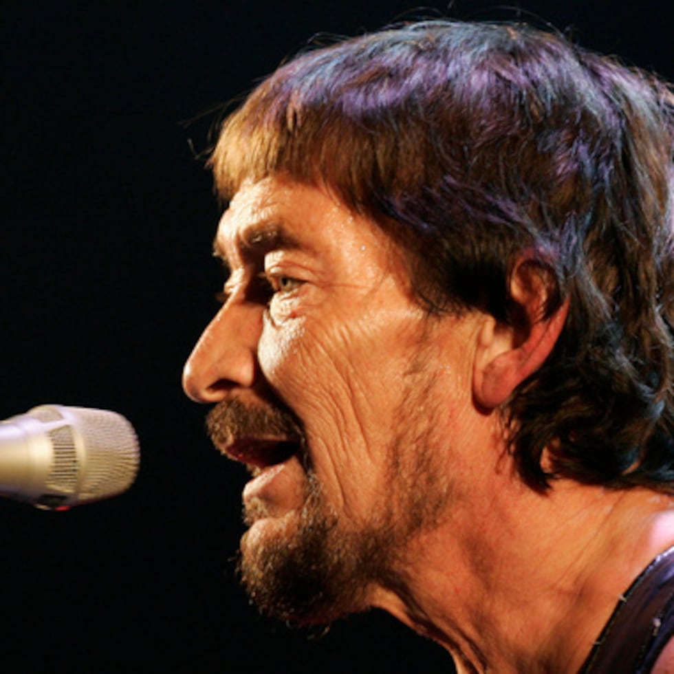 El músico de rock británico Chris Rea durante su primer concierto en Alemania de la gira "The Return of the Fabulous Bluenotes" en Múnich, Alemania, el 7 de febrero de 2008. (AP Photo/Christof Stache, Archivo)