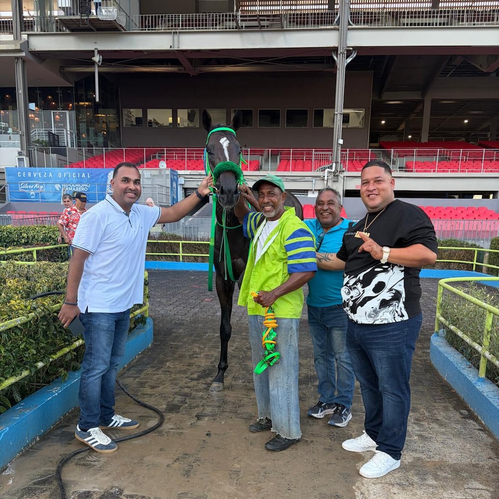 El Beato, en el círculo de ganadores de Camarero luego de imponerse en la séptima carrera. Le acompañan, desde la izquierda, el entrenador Jason Lisboa y sus propietarios, Orlando y Reinaldo Rivera, del Establo Los Changos.