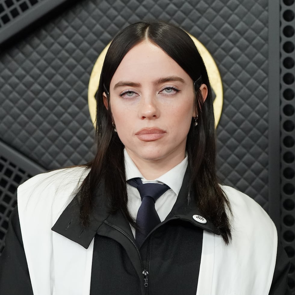 Los artistas posaron ante las cámaras portando un prendedor en blanco y negro que rezaba ‘ICE Out’ (‘Fuera ICE’), un mensaje alza la voz contra los agentes federales de inmigración tras los asesinatos de Renée Good y Alex Pretti, dos manifestantes que protestaban contra las redadas.