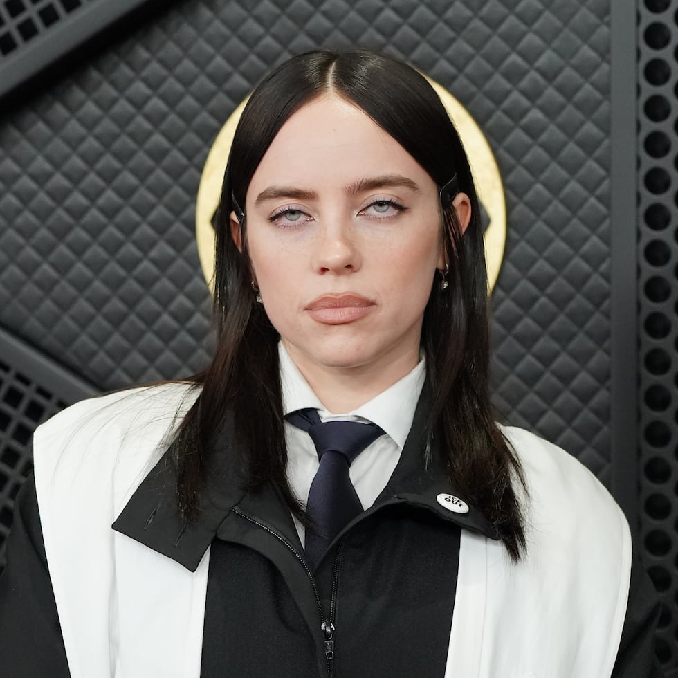 La cantante Billie Eilish padece el síndrome de Tourette, un trastorno neurológico crónico caracterizado por tics motores y vocales involuntarios. Fue diagnosticada a los 11 años y ha mencionado que los síntomas pueden ser agotadores, ya que a menudo requiere un gran desgaste de energía para reprimirlos frente a las cámaras.