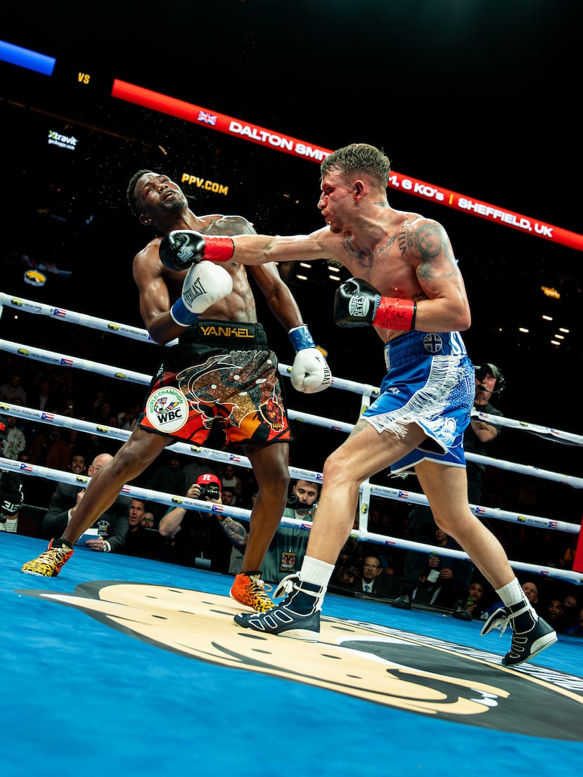 Dalton Smith le propina un derechazo a Subriel Matías.