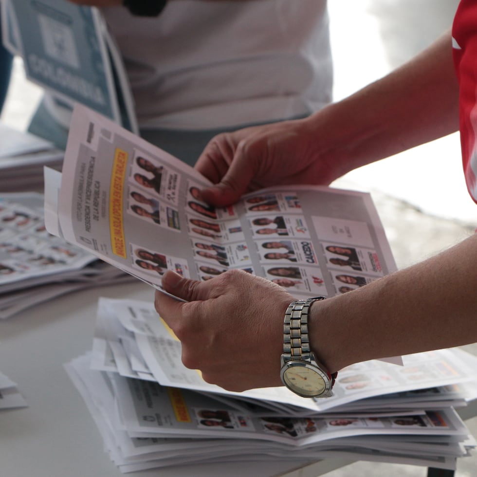 Jurados electorales cuentan votos el 31 de mayo 2026 domingo en Cúcuta (Colombia).