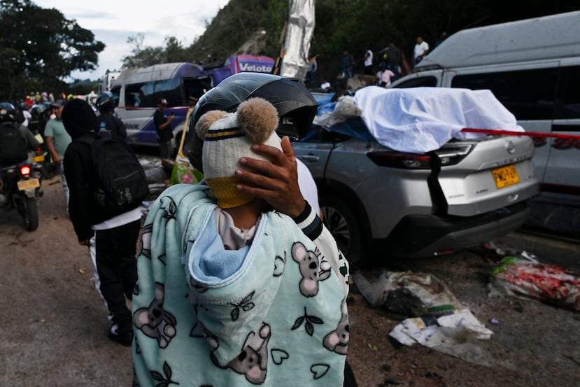 Las facciones lideradas por Iván Mordisco, el criminal más buscado de Colombia, hostigan a la fuerza pública con explosivos, drones y fuego cruzado como muestra de su poder en la zona.