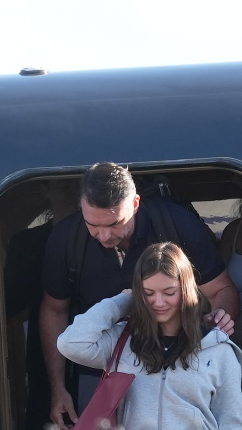 El derrotado candidato presidencial brasileño Flávio Bolsonaro y su familia aterrizaron en Miami tras huir de Brasil.