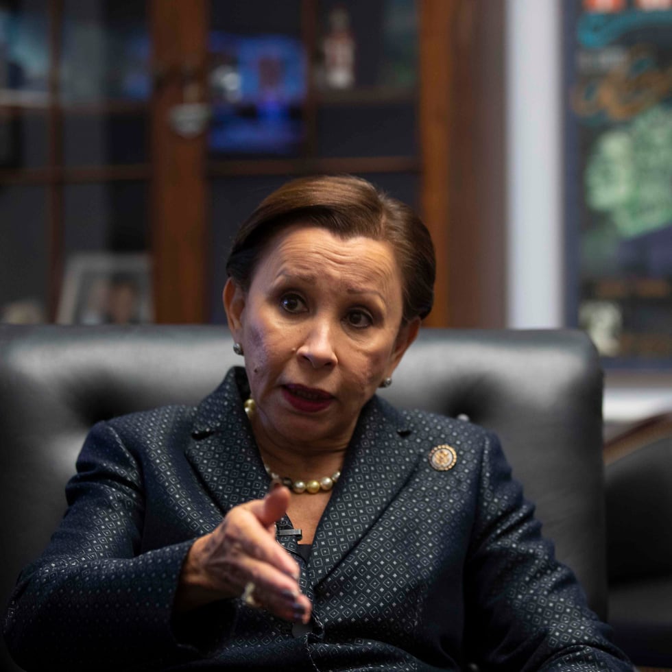 Velázquez, natural de Yabucoa, fue electa por vez primera en noviembre de 1992.