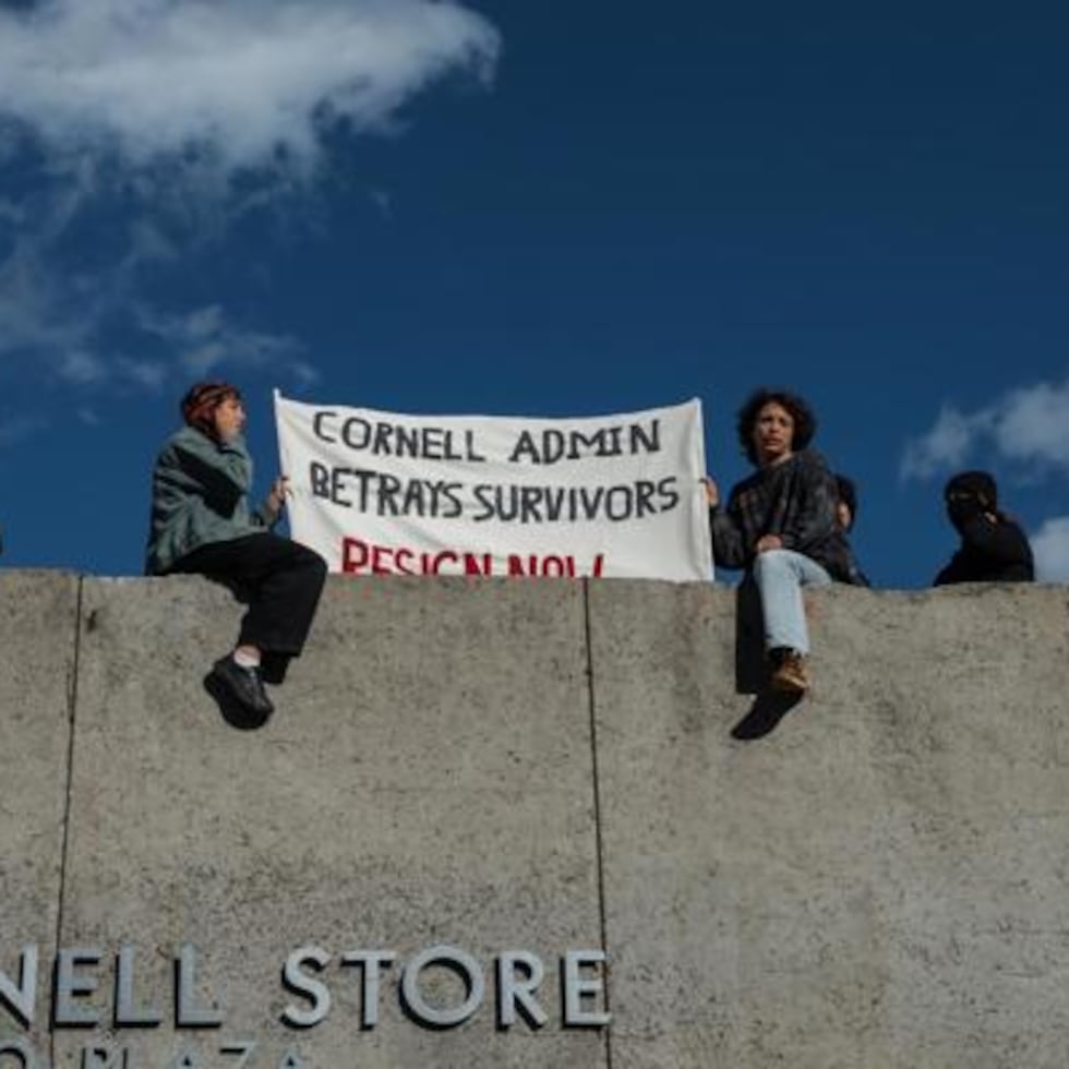 Estudiantes protestan en la Universidad de Cornell en Nueva York.