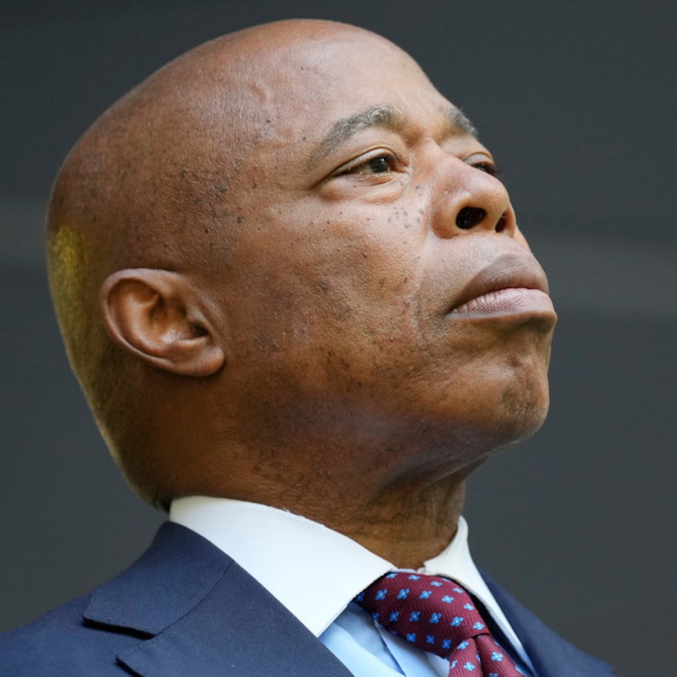 En 2024, el exalcalde de Nueva York, Eric Adams, fue acusado de cargos federales por presuntamente aceptar sobornos y contribuciones ilegales de campaña de fuentes extranjeras.