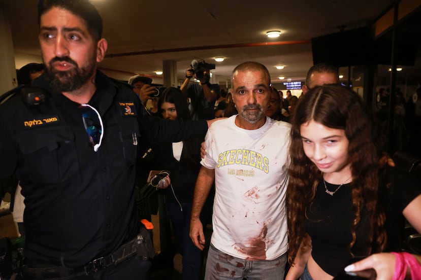 Pasajero israelí Yaniv Hayoun, con manchas de sangre en su camisa, quien viajaba a bordo de un avión de Flydubai que realizó un aterrizaje de emergencia en Arabia Saudí, es recibido en la puerta de llegadas del Aeropuerto Internacional Ben Gurion.
