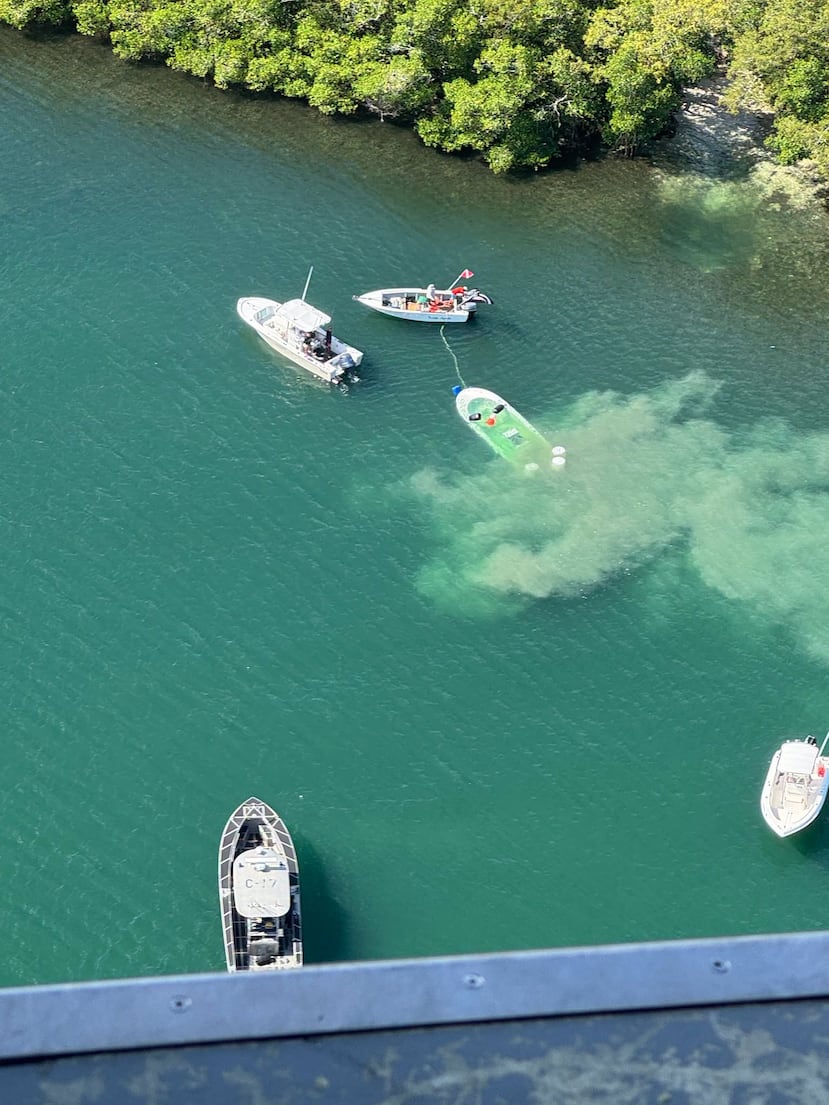 La nave fue remolcada hasta una marina tras el incidente.
