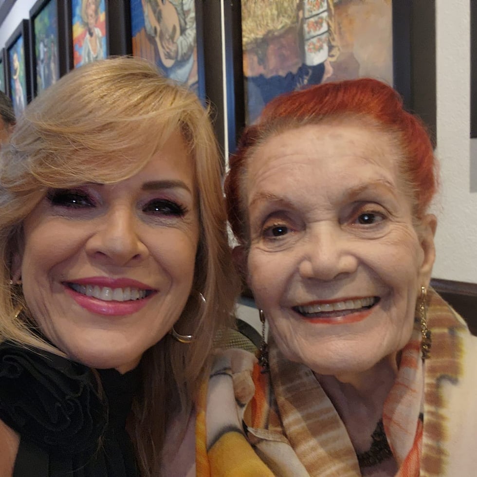 Lourdes Collazo junto a su madre Lydia Alvarado.