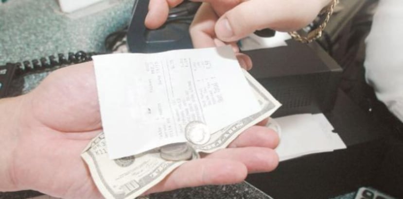 La medida busca crear la “Ley para la Transparencia en el Recibo de Compra” para que el cliente tenga la información detallada de todos los cargos por los que está pagando. (Archivo)