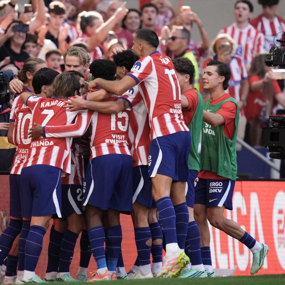 Los jugadores del Atlético de Madrid celebran uno de los goles en la victoria 2-1 sobre el Real Madrid en el estadio Metropolitano.
