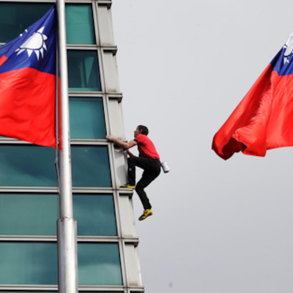 El escalador estadounidense Alex Honnold escala en solitario el rascacielos Taipei 101 en Taipei, Taiwán, el domingo 25 de enero. 2026. (AP Photo/Chiang Ying-ying)
