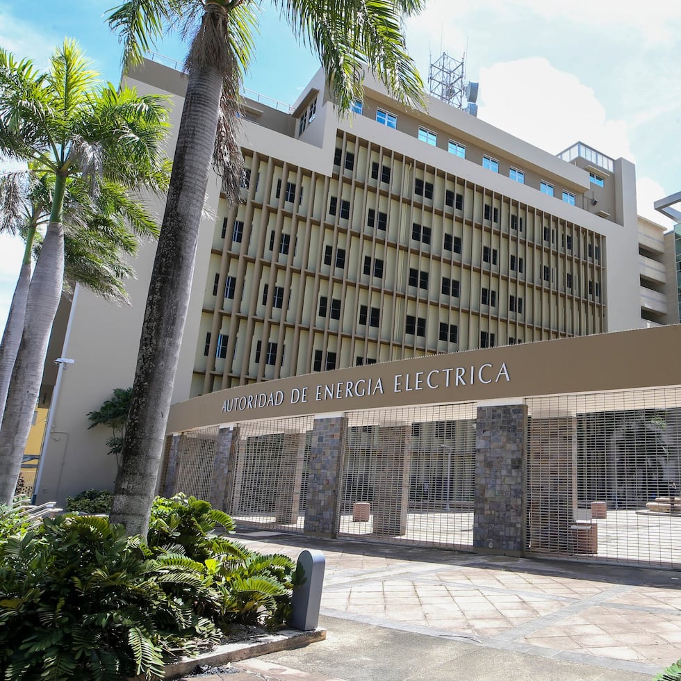 The photo shows a view of the Puerto Rico Electric Power Authority (AEE) headquarters building in Santurce.