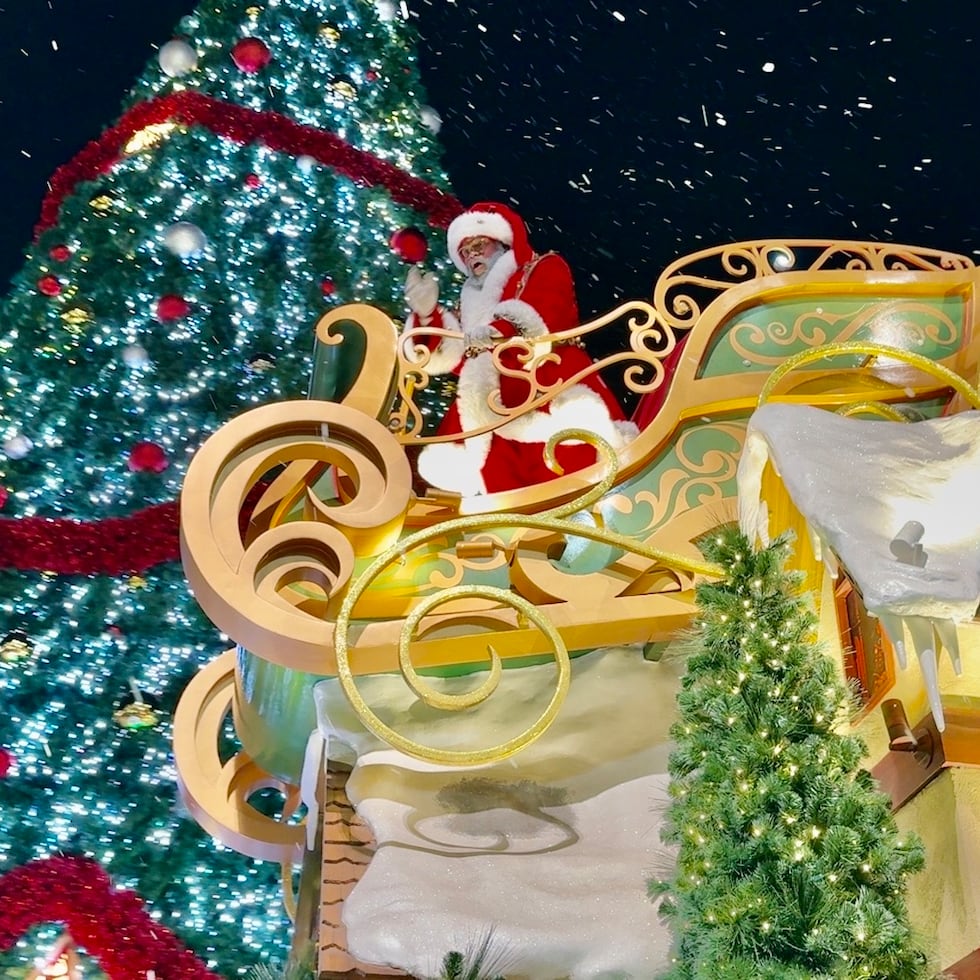 Santa Claus culmina el desfile Universals Holiday Parade featuring Macys.