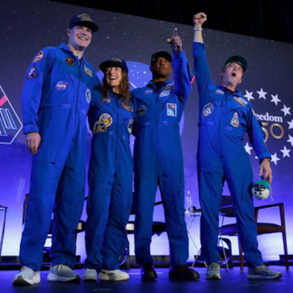 La tripulación del Artemis II, de izquierda a derecha, Jeremy Hansen, Christina Koch, Victor Glover y Reid Wiseman se acercan al centro del escenario al final de un evento de regreso de la tripulación, en Ellington Field en Houston.