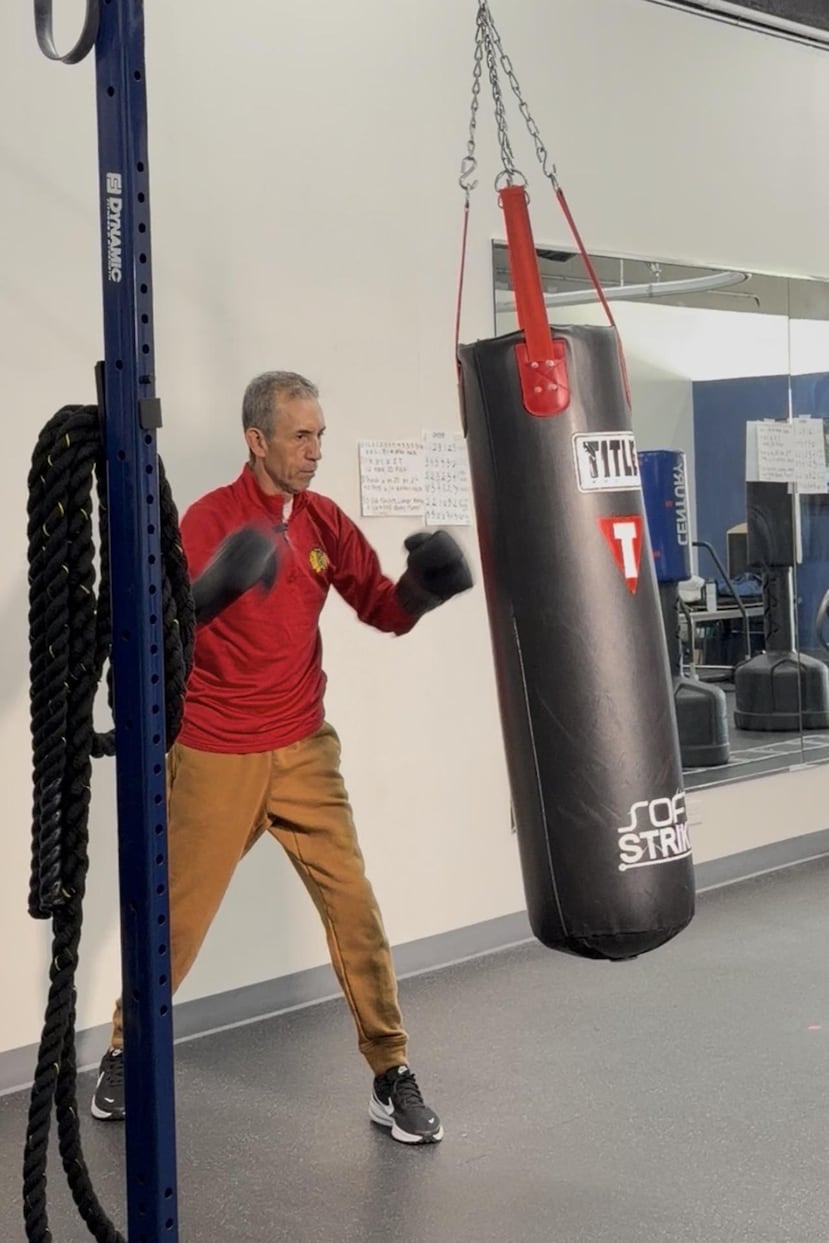 Fotografía del 27 de marzo de 2026 cedida por Parkinson's Foundation que muestra a Fidel Guzman, quien vive con la enfermedad de párkinson, durante una clase de Rock Steady Boxing en Illinois. Cuando su padre comenzó con los primeros síntomas, Myrella Guzmán no pensó en párkinson. “No sabíamos qué estaba pasando, solo veíamos que algo ya no estaba bien”, recuerda sobre un proceso que transformó su vida en cuidadora y la llevó a buscar respuestas en un sistema donde la información no siempre está disponible en su idioma ni pensada para su comunidad. EFE/ Parkinson's Foundation /SOLO USO EDITORIAL NO VENTAS /SOLO DISPONIBLE PARA ILUSTRAR LA NOTICIA QUE ACOMPAÑA (CRÉDITO OBLIGATORIO)
