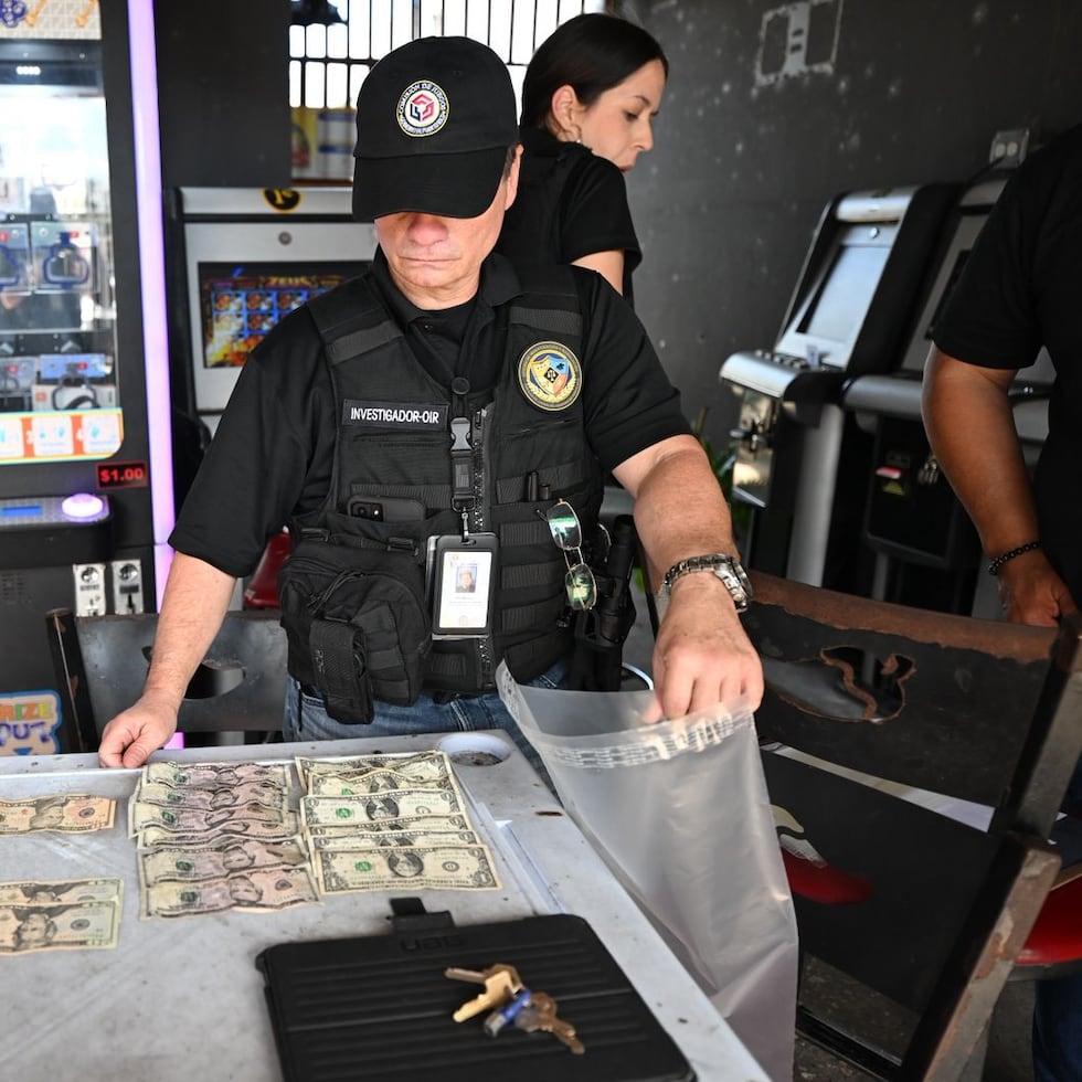 Operativo de personal de la Comisión de Juegos del Gobierno de Puerto Rico y la Policía para ocupar máquinas ilegales.