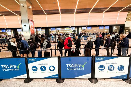 Imagen de la cobertura de: ICE intensifica arrestos de inmigrantes en aeropuertos de Estados Unidos