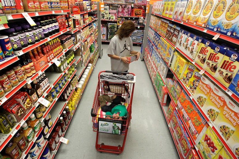 Una mujer hace compra en un supermercado.