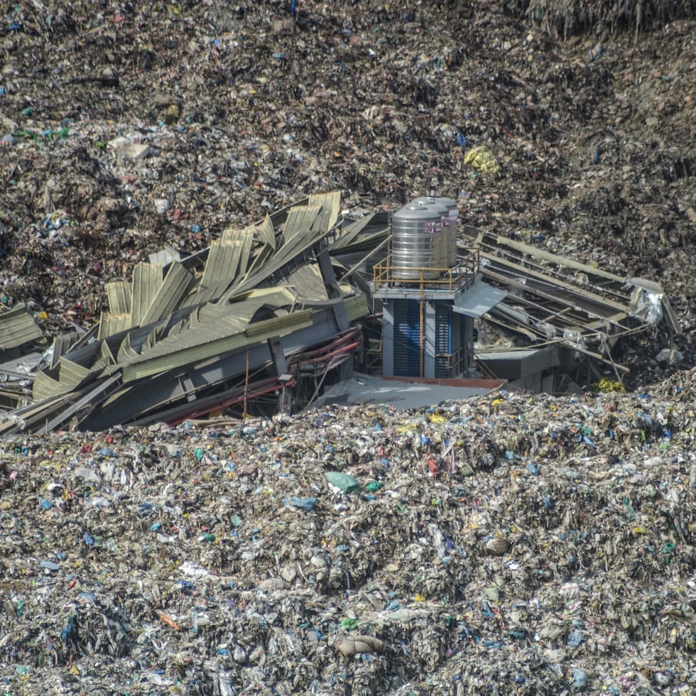 Una de las personas rescatadas, una trabajadora del vertedero, murió mientras era trasladada a un hospital.