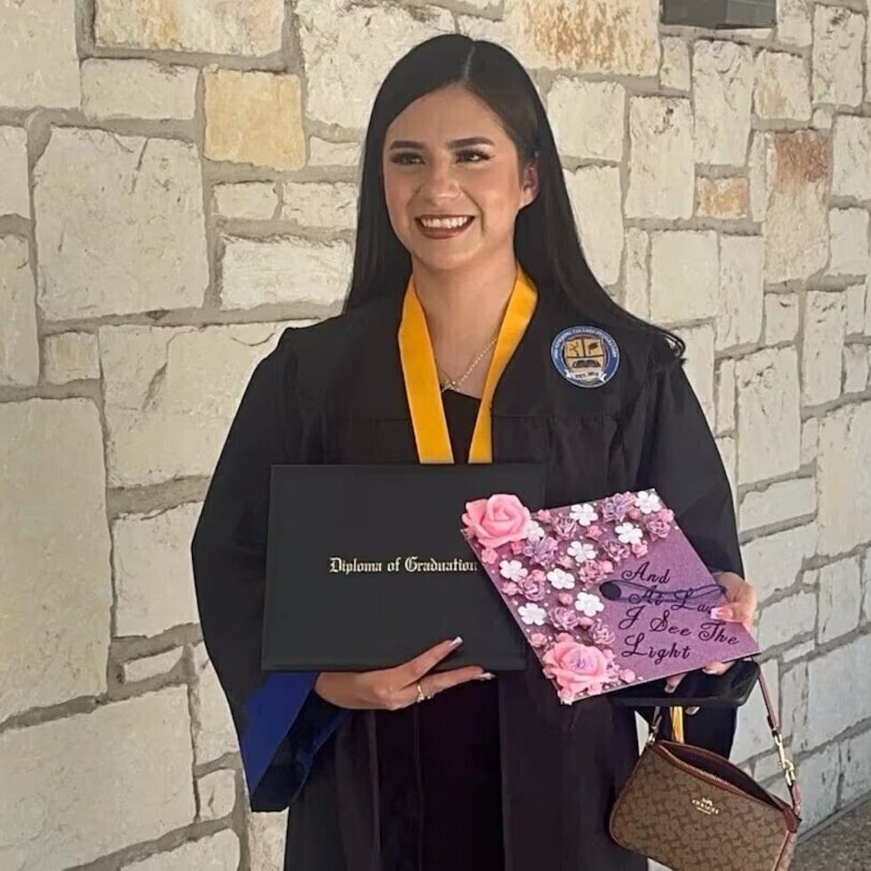 En esta foto sin fechar, proporcionada por su abogado Todd Pomerleau, Any Lucía López Belloza celebra su graduación de la preparatoria en Texas.
