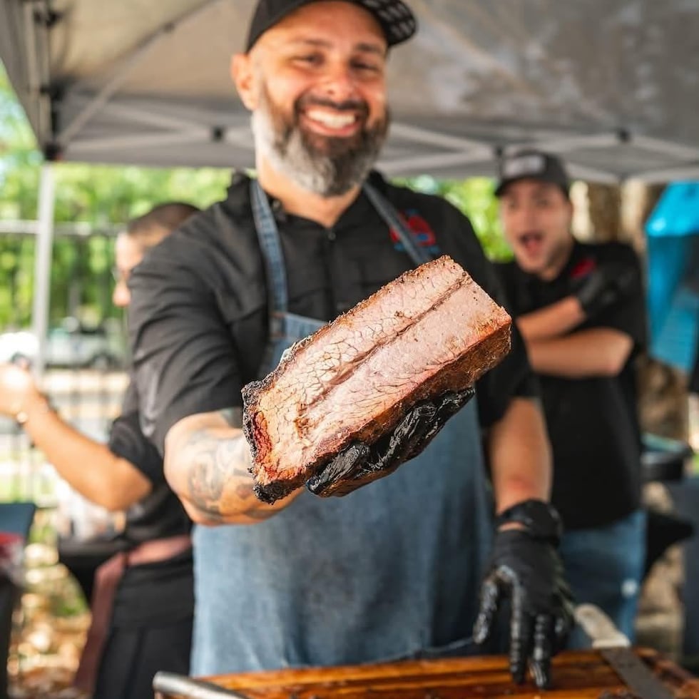 El pitmaster Luis "Boly" Negrón, propietario de Jíbaro BBQ será parte del Festival de Carne Ahumada en Naranjito este domingo.