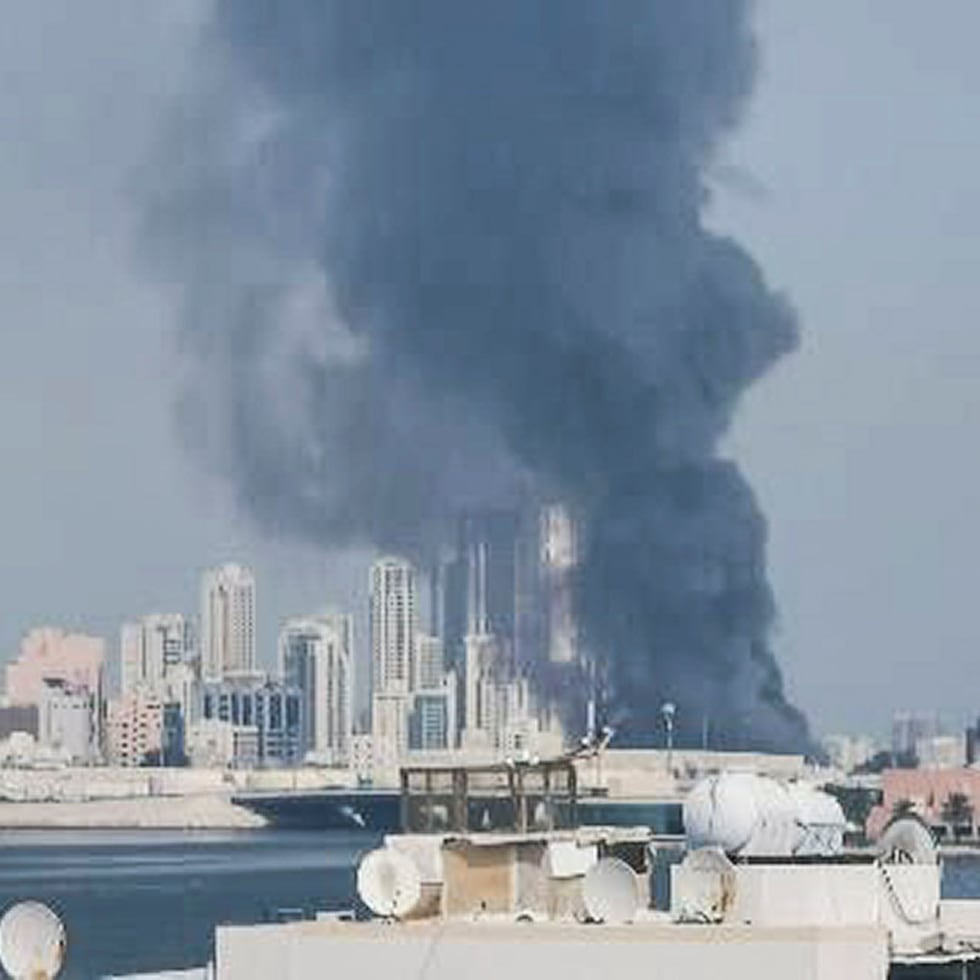 Vista de una columna de humo en Baréin el 28 de febrero de 2026.