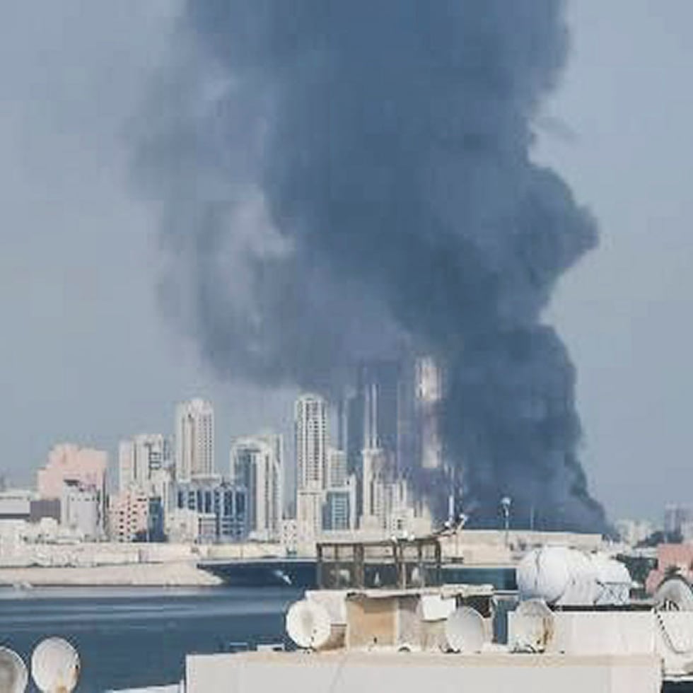 Vista de una columna de humo en Baréin.