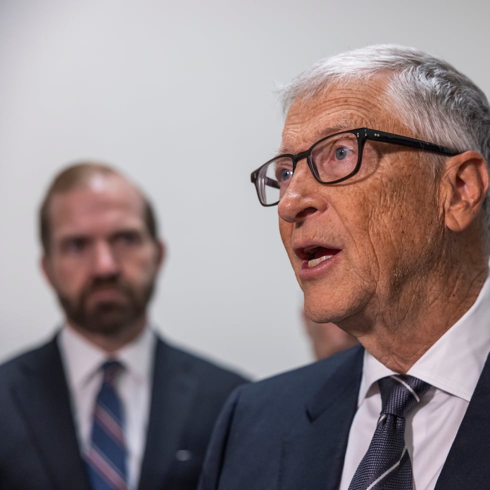 Gates defiende que aunque para algunos la inteligencia artificial puede resultar aterradora, realmente puede ayudar al humano.