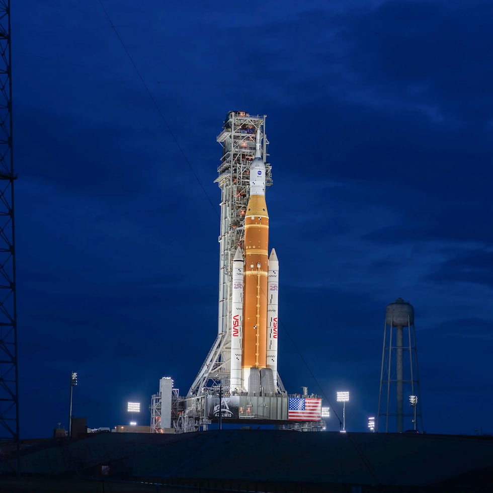 El cohete Artemis II SLS (Sistema de Lanzamiento Espacial) con la nave espacial Orion instalados e iluminados en el Complejo de Lanzamiento 39B del Centro Espacial Kennedy de la NASA en Florida.