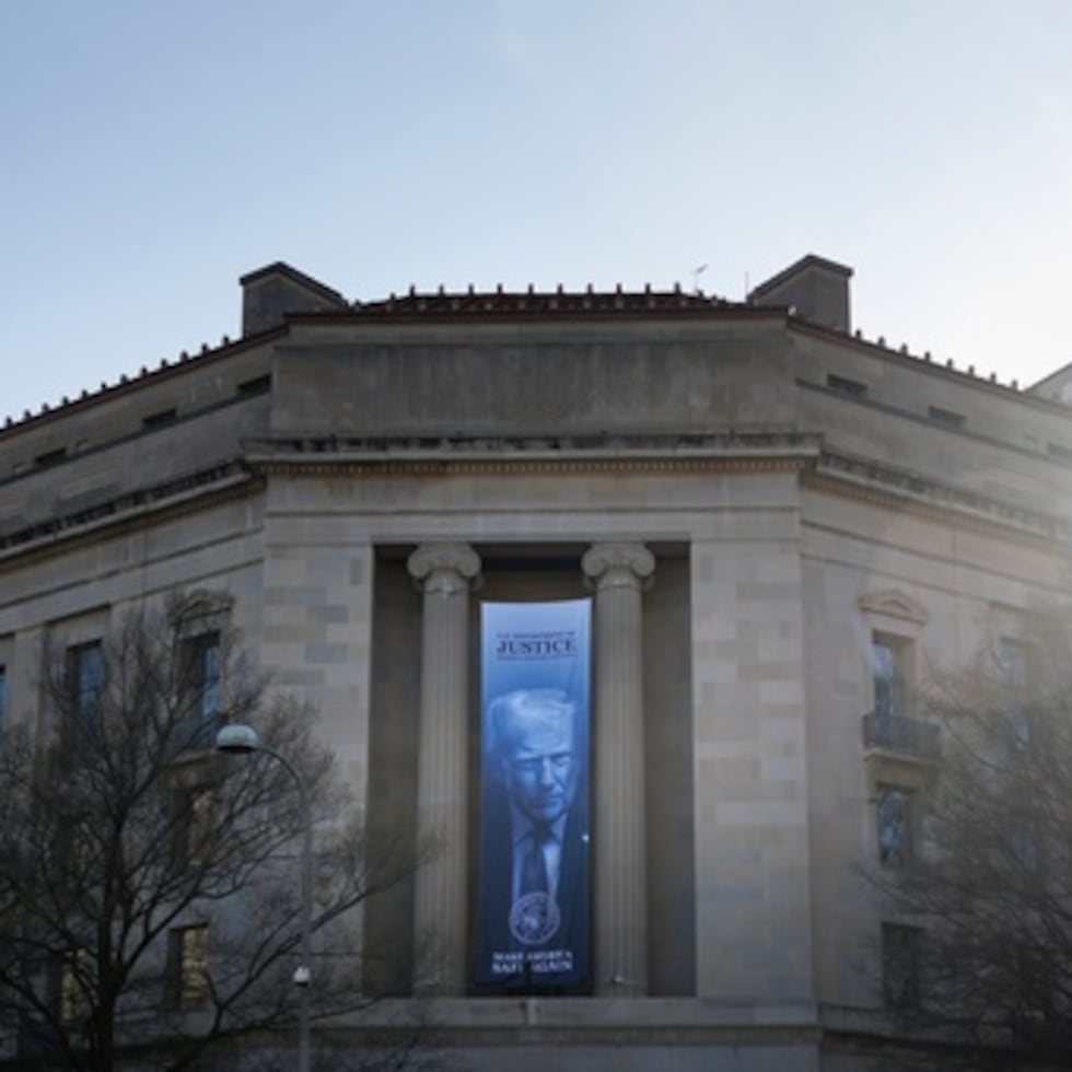 La demanda alegaba que el estado y su ciudad más poblada habían aprobado “leyes santuario” que violaban la Cláusula de Supremacía de la Constitución de Estados Unidos.