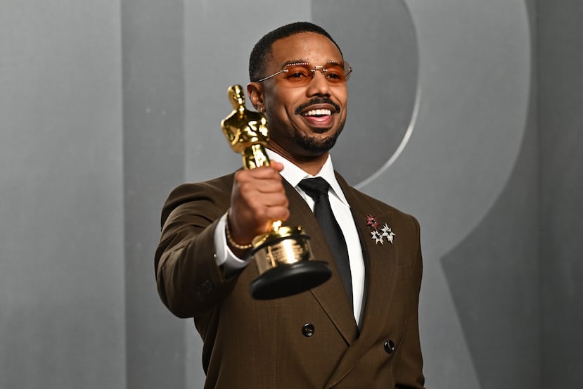 Michael B. Jordan, ganador del Oscar a mejor actor por Sinners, lució un conjunto de tres broches en la premiación
