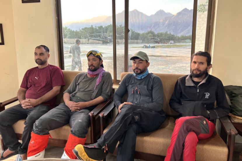 En esta foto, difundida por el Club Alpino de Pakistán el 31 de julio de 2026, miembros de un equipo de rescate de montaña se preparan para partir de una base aérea en el operativo destinado a localizar a los montañeros desaparecidos tras una avalancha en el Broad Peak, en Skardu, en la región de Gilgit-Baltistán, al norte de Pakistán. (Club Alpino de Pakistán vía AP)