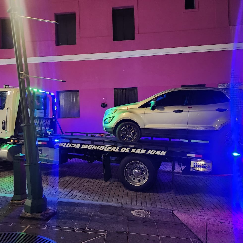 Vehículo ocupado a los sospechosos del asesinato de un turista en el Viejo San Juan.