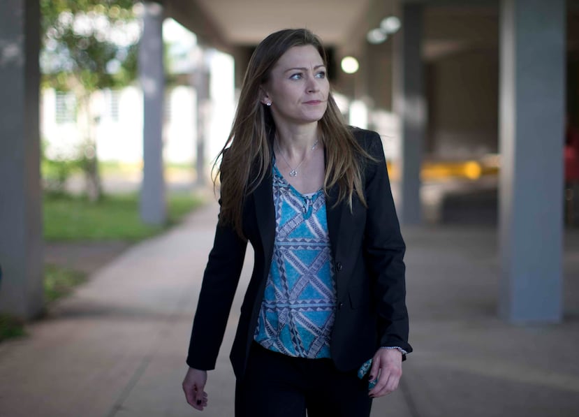 Julia Keleher durante su visita a la Escuela Elemental Urbana de Guaynabo.