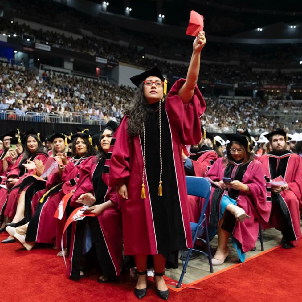 Durante la graduación, algunos de los asistentes sacaron “tarjetas rojas” contra la presidenta de la UPR, Zayira Jordán Conde, quien faltó a la ceremonia.