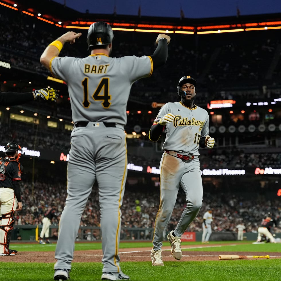 Oneil Cruz (15), de los Pirates de Pittsburgh, anota contra los Giants de San Francisco tras un triple de Brandon Lowe durante la séptima entrada.