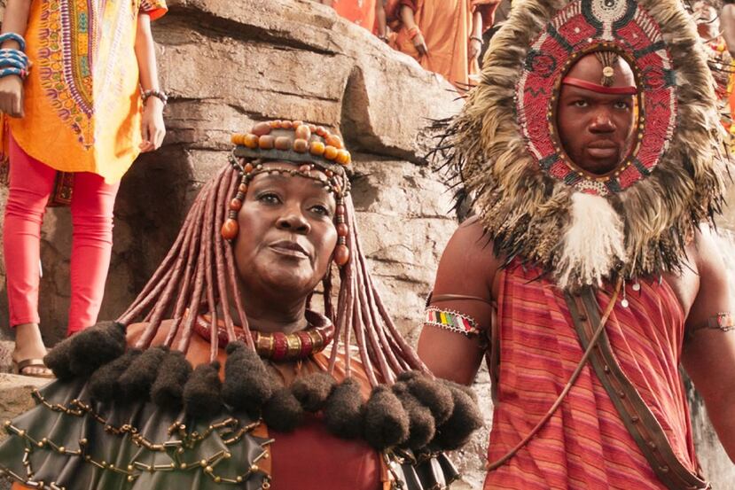 Connie Chiume, a la izquierda, ganó popularidad por su papel en la película de superhéroes "Black Panther" de 2018.