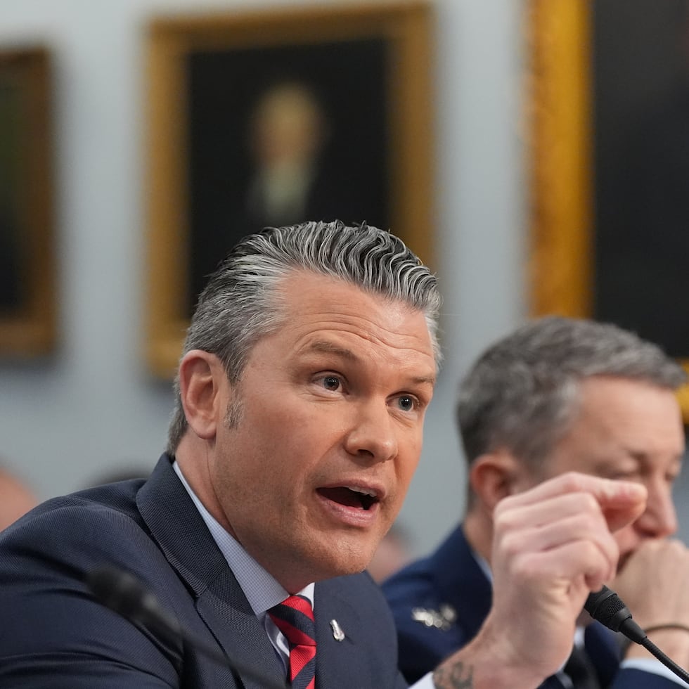 El secretario de Guerra de Estados Unidos, Pete Hegseth, fue más moderado que el mes pasado en el Capitolio cuando arremetió contra los legisladores.