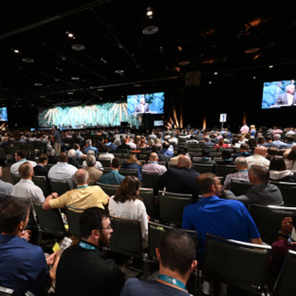 ARCHIVO - Los asistentes escuchan una ponencia durante la reunión anual de la Convención Bautista del Sur, el martes 9 de junio de 2026, en Orlando, Florida. (Foto AP/Phelan M. Ebenhack, archivo)